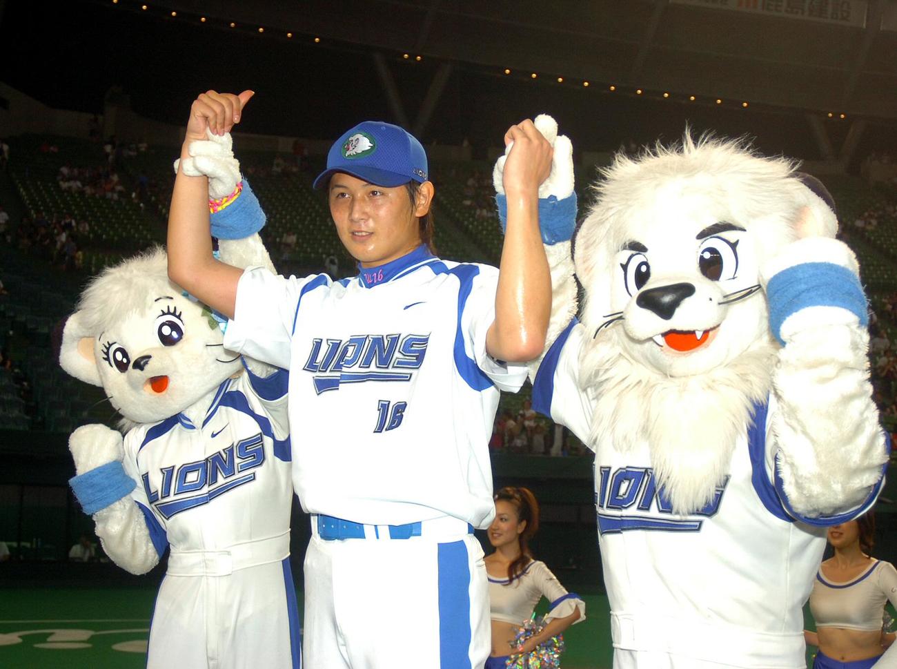 06年8月5日　完投で10勝目を飾った涌井秀章は、お立ち台でレオ人形とポーズ