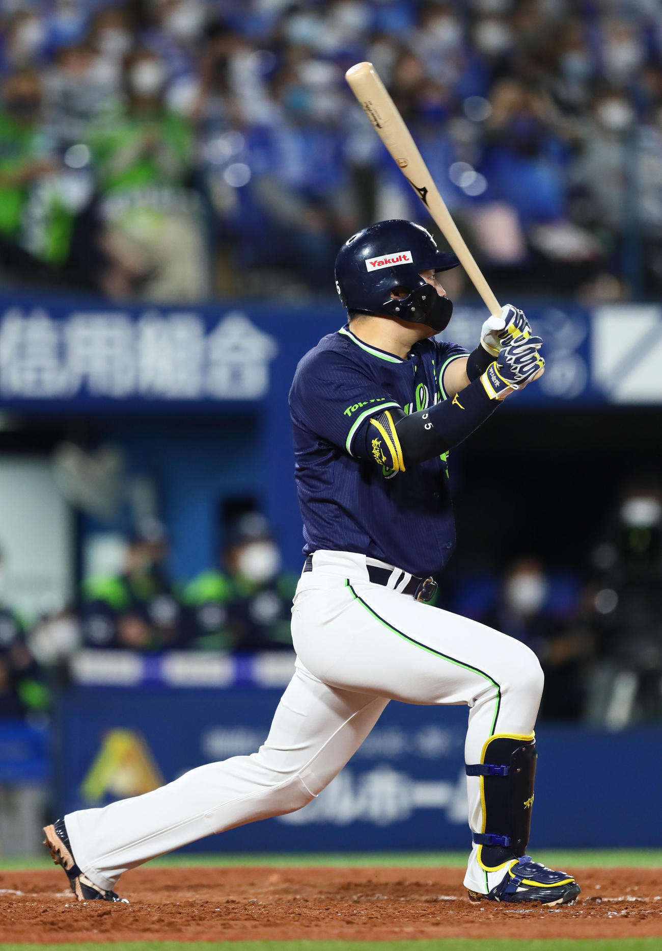 DeNA対ヤクルト　3回表ヤクルト1死一、二塁、左越え3点本塁打を放つ村上（撮影・足立雅史）