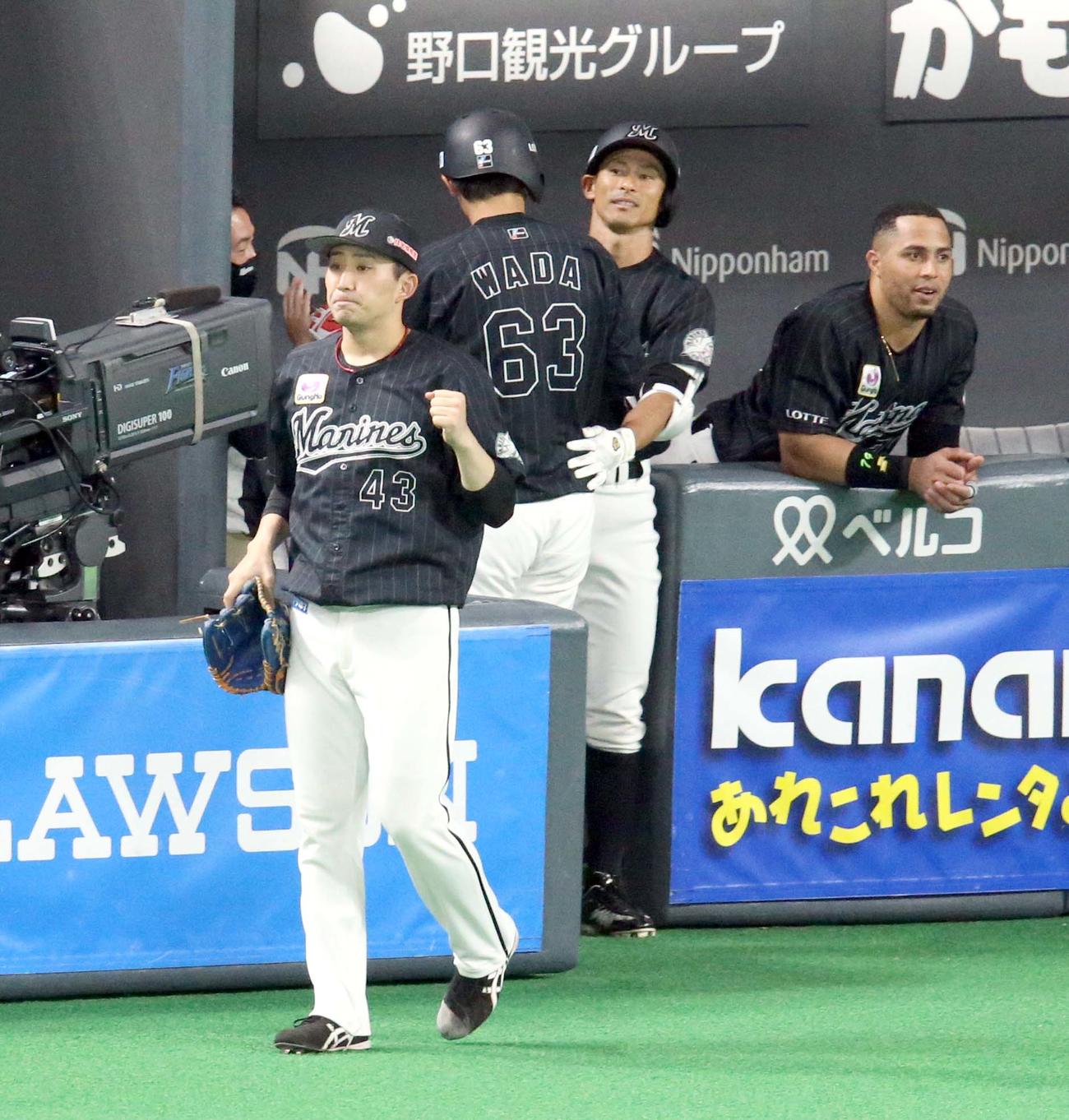 日本ハム対ロッテ　7回表ロッテ1死三塁、藤岡のスクイズにガッツポーズをする小島（撮影・佐藤翔太）