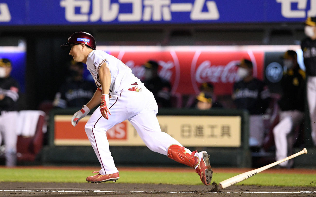 楽天対ソフトバンク　1回裏楽天無死、小深田は二内野安打を放つ（撮影・滝沢徹郎）