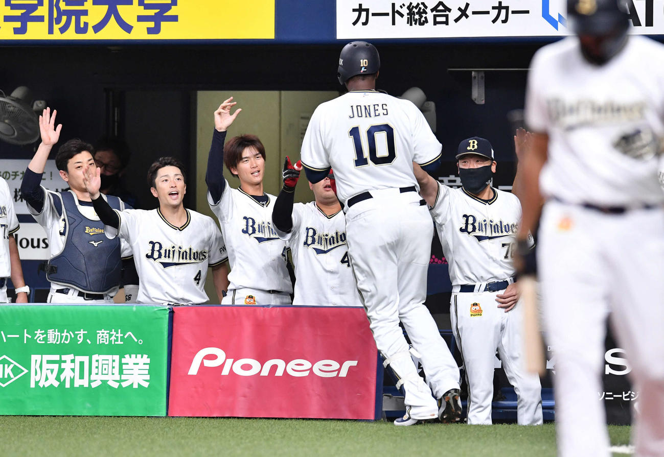 オリックス対西武　3回裏オリックス2死、左越え本塁打を放ったアダム・ジョーンズ（右から2人目）を迎える中嶋聡監督代行（右端）とオリックスナイン（撮影・岩下翔太）