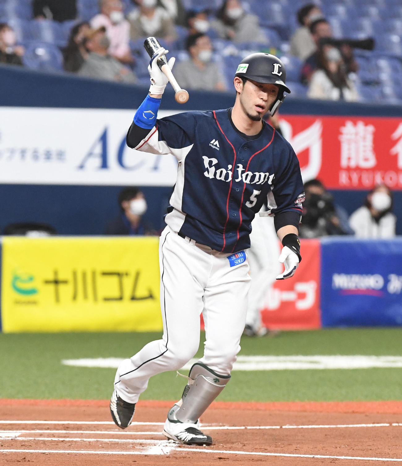 オリックス対西武　6回表西武2死一、二塁、三飛に倒れ悔しがる外崎（撮影・前岡正明）