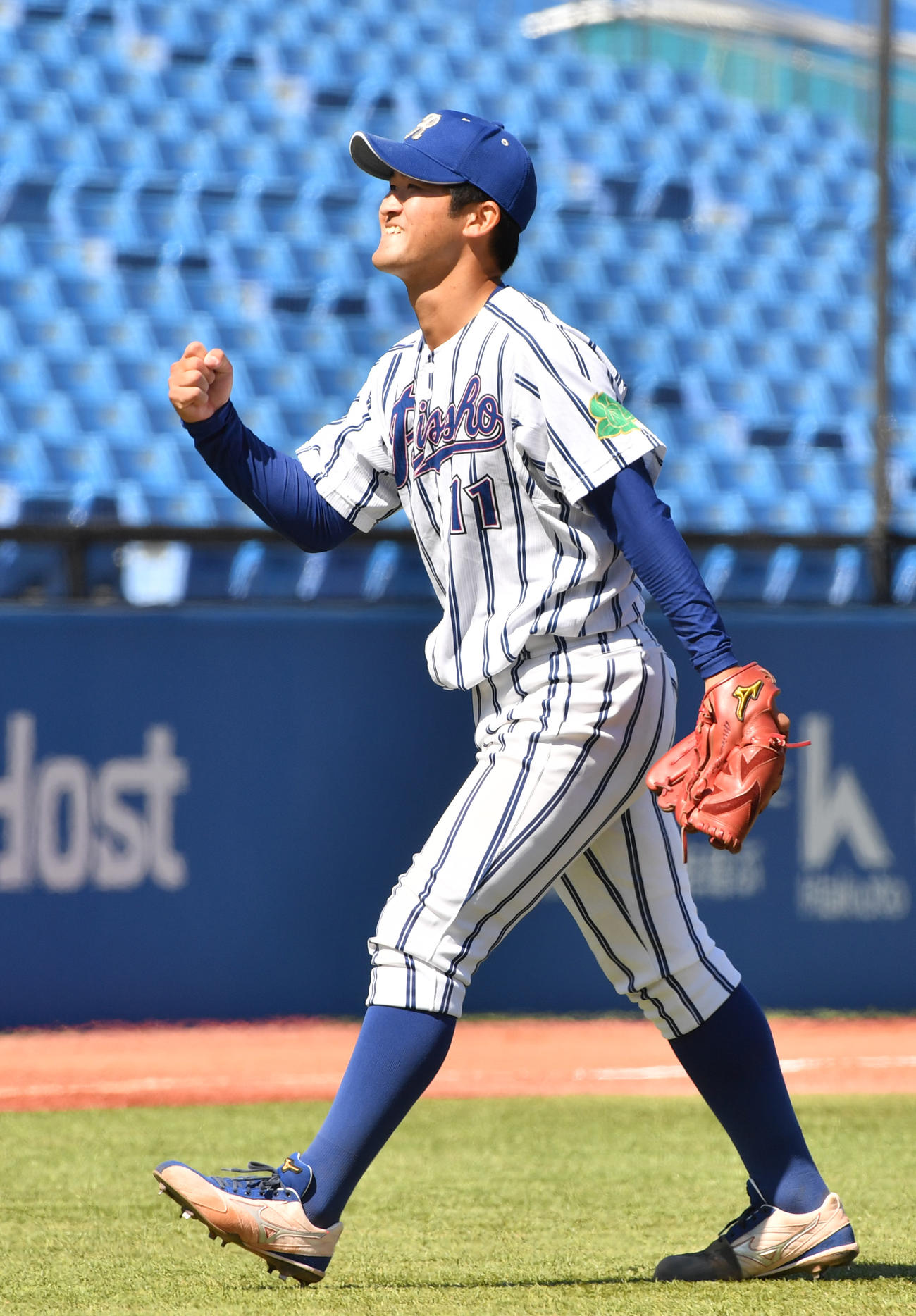 立正大対中大　3安打完封勝利した立正大・渡部はガッツポーズする（撮影・柴田隆二）