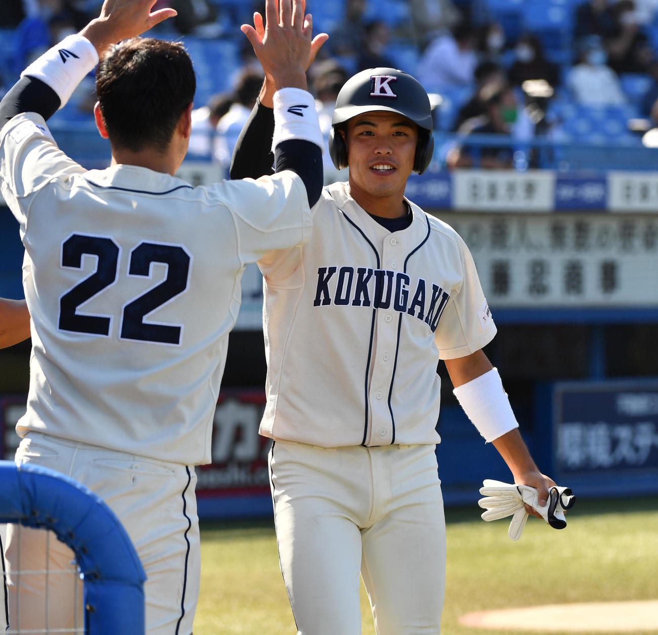 東洋大対国学院大　5回裏国学院大2死満塁、中山の二塁打で三塁走者小川龍が生還する（撮影・柴田隆二）