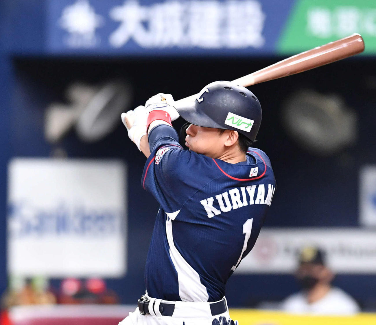 オリックス対西武　2回表西武無死、栗山巧は中越え二塁打を放つ（撮影・岩下翔太）