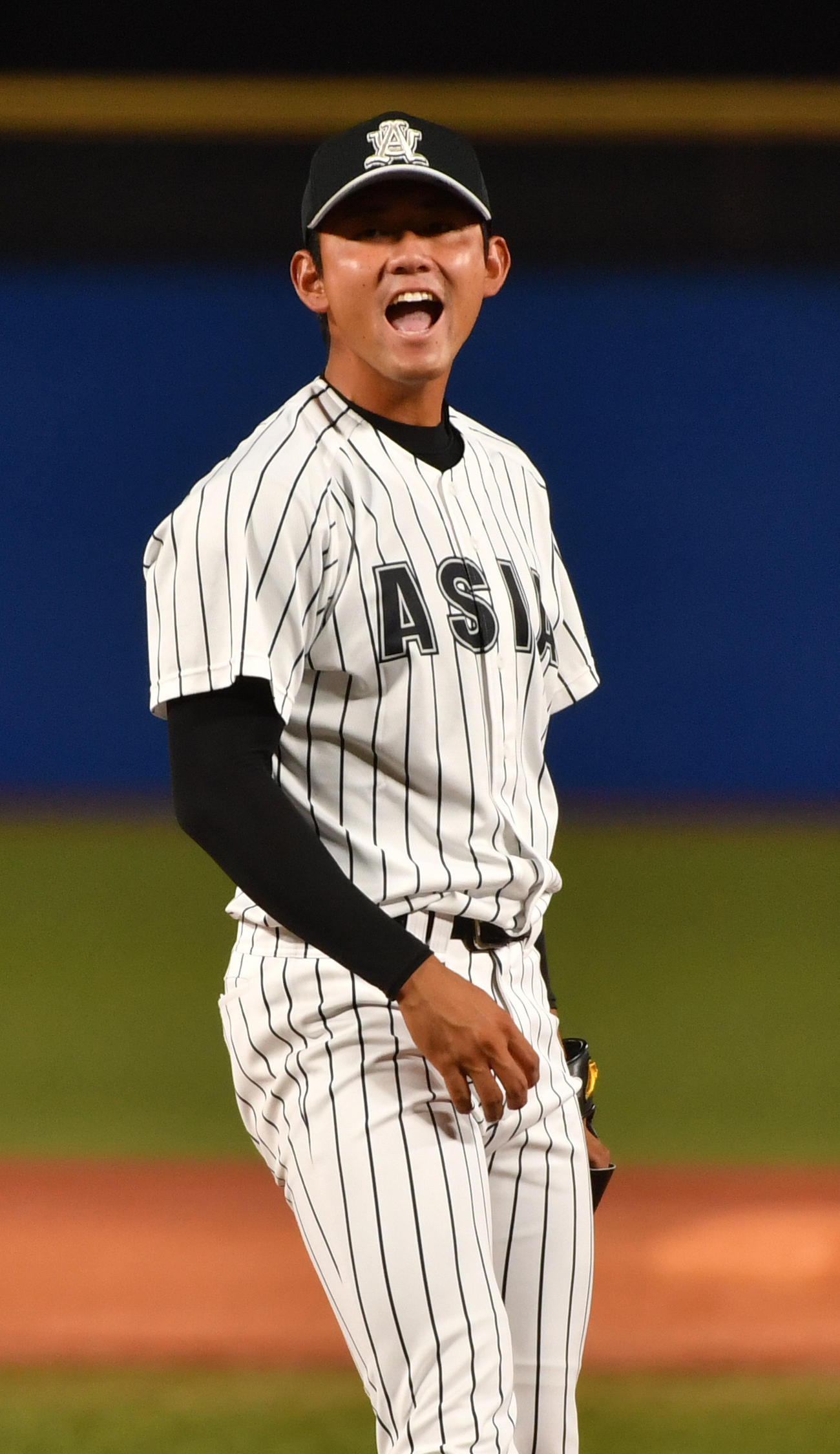 駒大対亜大　9回から登板した亜大・平内は勝利しほえる（撮影・柴田隆二）