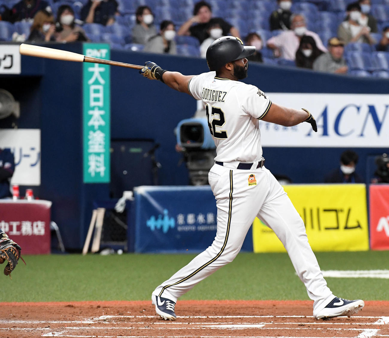 オリックス対西武　2回裏オリックス無死一、二塁、ロドリゲスは先制の左適時二塁打を放つ（撮影・前岡正明）