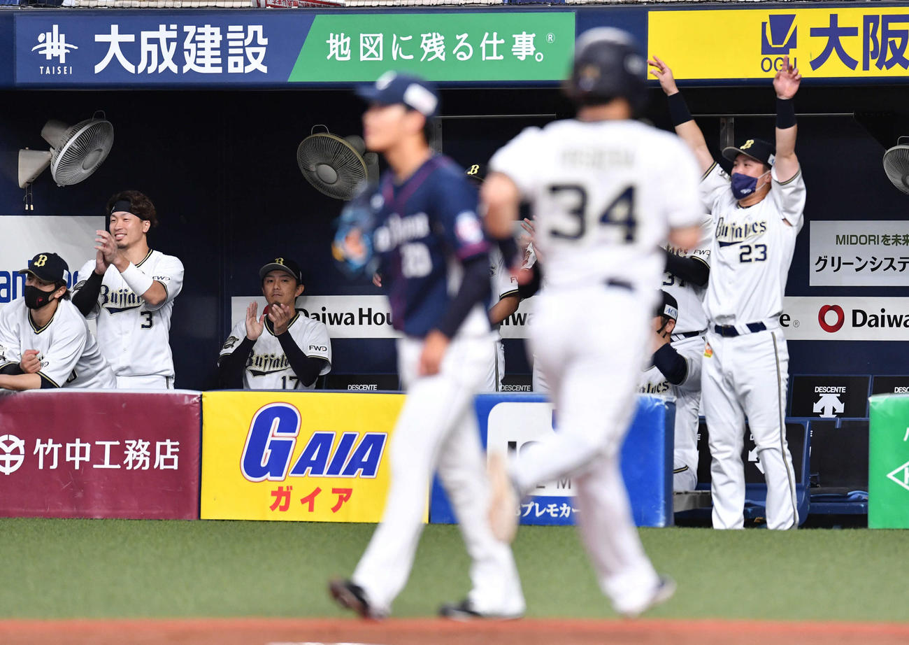 オリックス対西武　2回裏オリックス無死一、二塁、ロドリゲスが先制の適時二塁打を放ち、ベンチで拍手する増井浩俊（左から3人目）と喜ぶナイン（撮影・岩下翔太）
