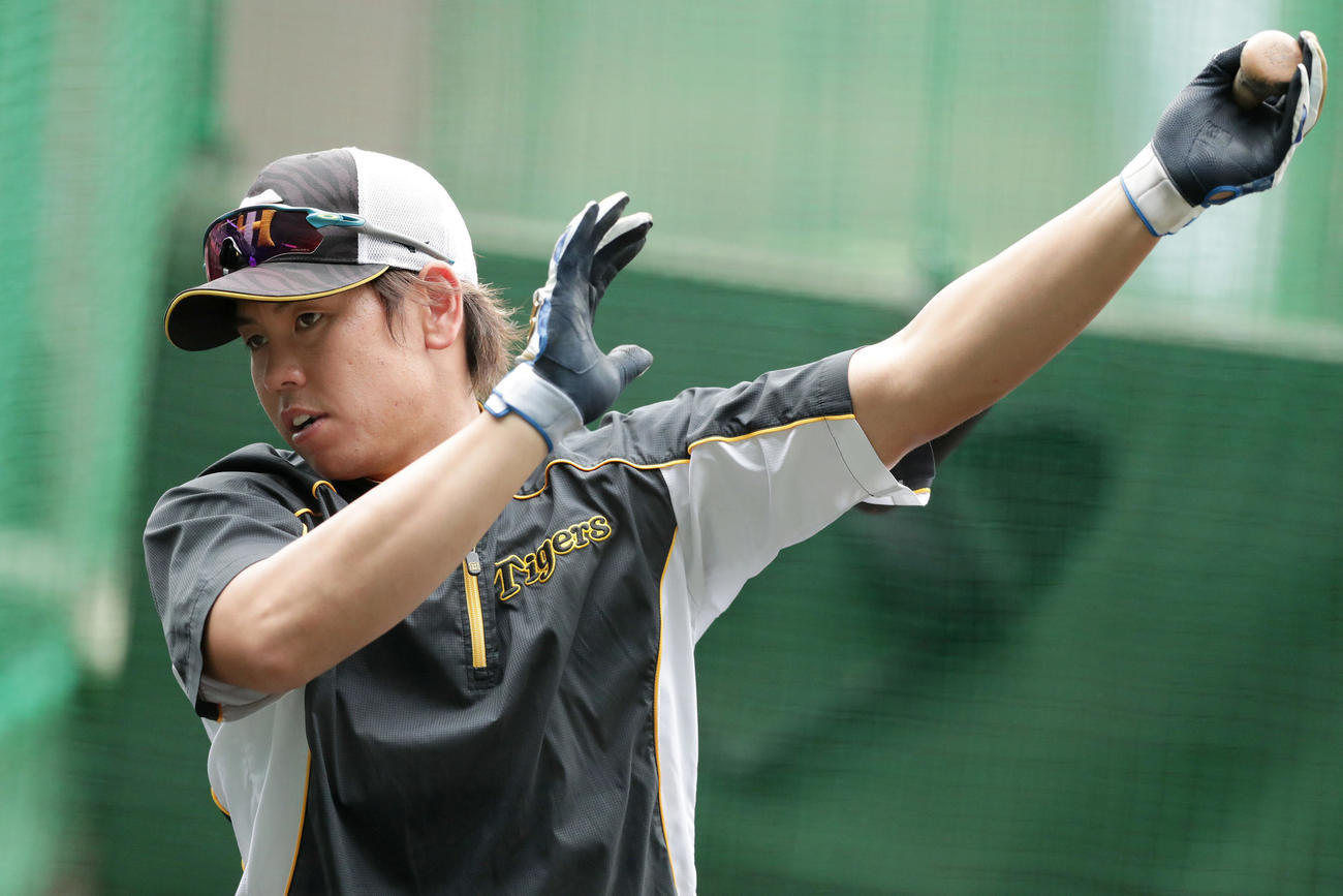 阪神対中日　1軍に合流し試合前練習を行う阪神梅野（撮影・前田充）