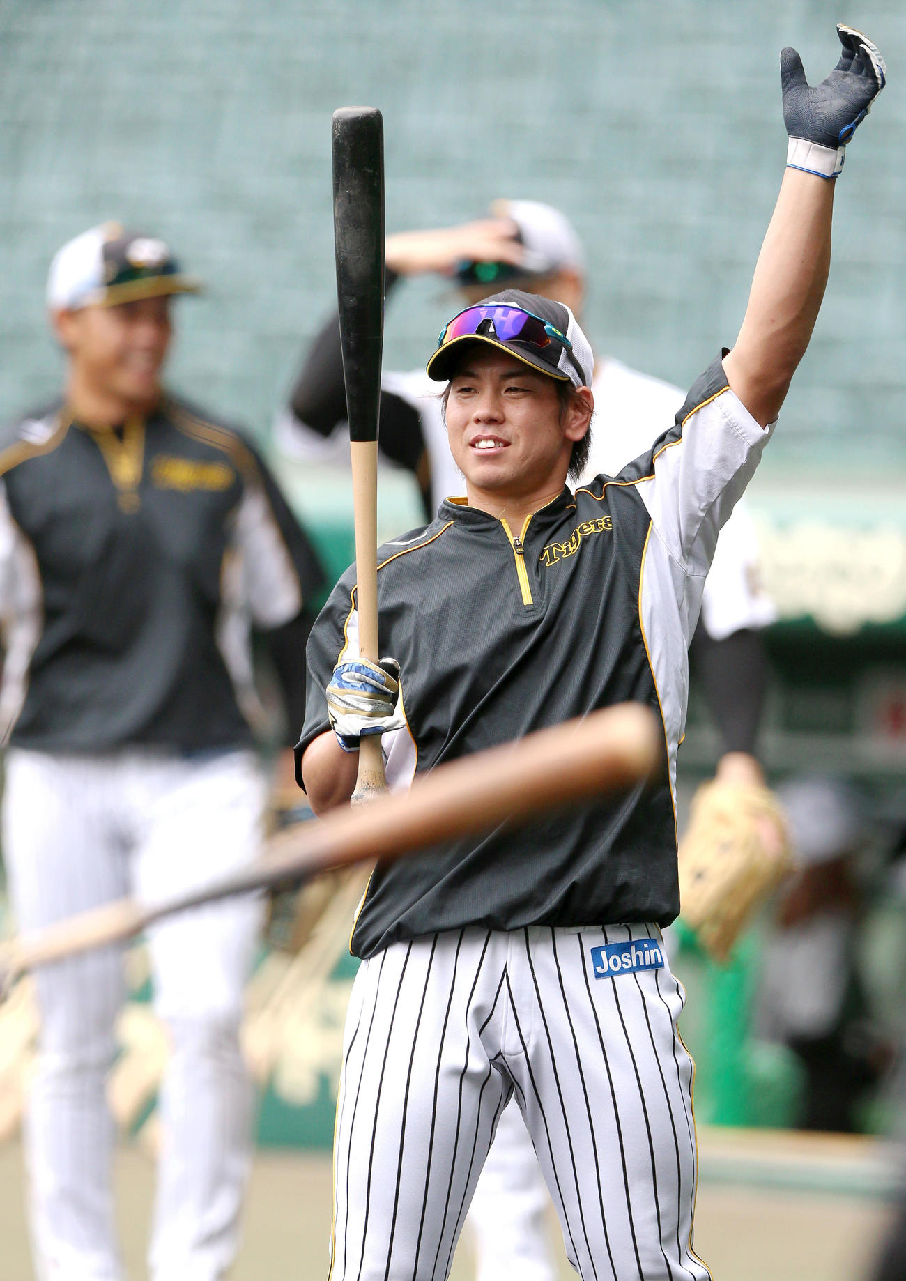 梅野は1軍に合流し笑顔を見せる（撮影・上山淳一）