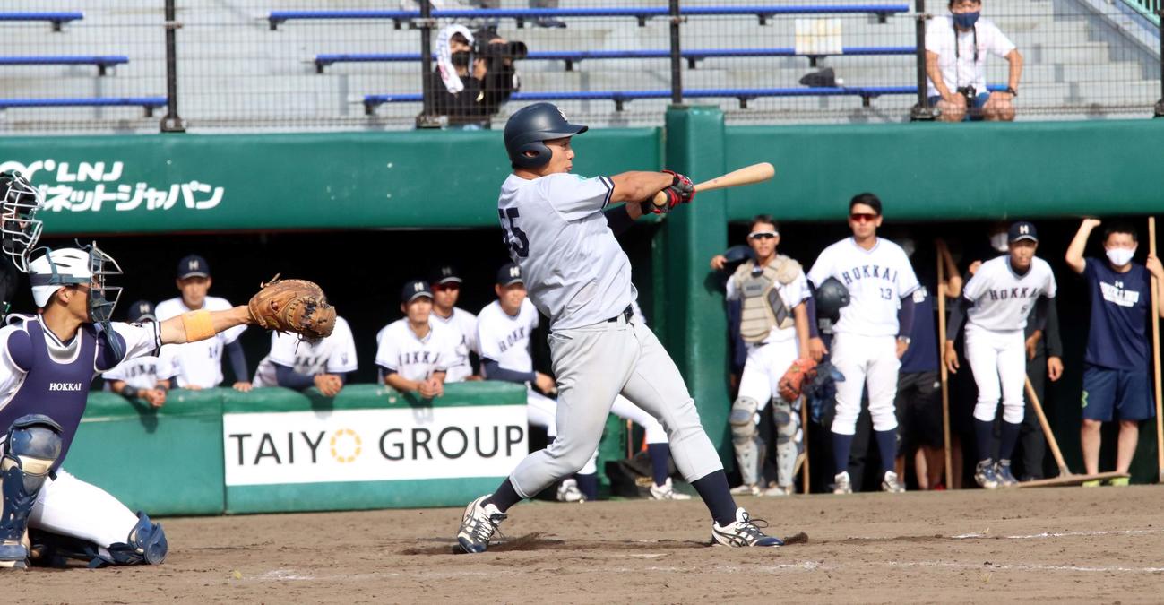 北海学園大対星槎道都大　5回裏星槎道都大2死一塁、4番岡崎が逆転の左越え2ランを放つ（撮影・永野高輔）