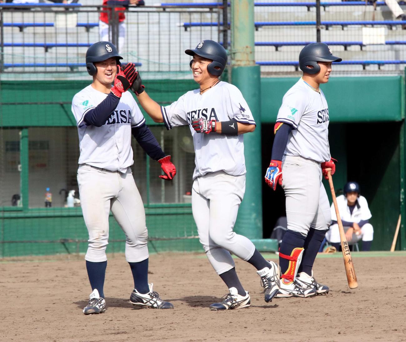 北海学園大対星槎道都大　5回裏星槎道都大2死一塁、4番岡崎（中央）が逆転の左越え2ランを放ち笑顔で生還する（撮影・永野高輔）