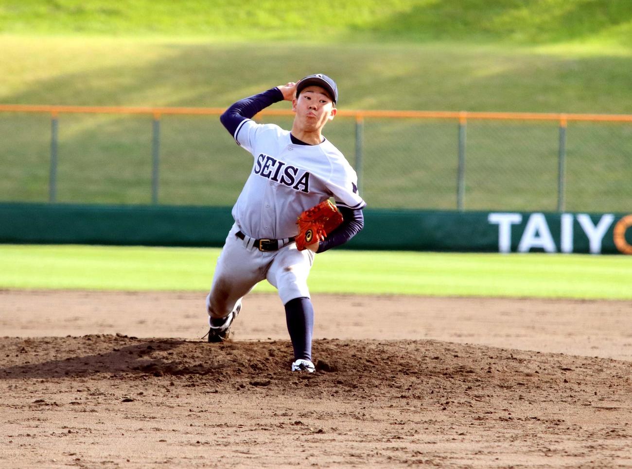 北海学園大対星槎道都大　9回8安打1失点完投で優勝に貢献した星槎道都大の伊東（撮影・永野高輔）