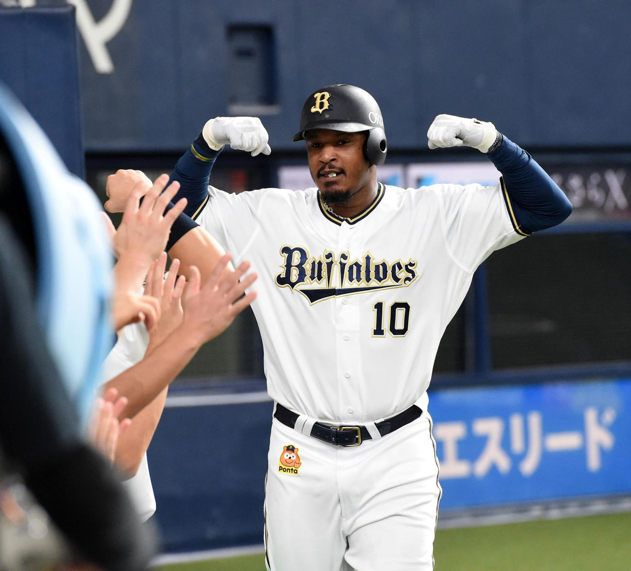 オリックス対西武　3回裏オリックス2死、ジョーンズは左越え本塁打を放ちベンチ前でガッツポーズ（撮影・前岡正明）