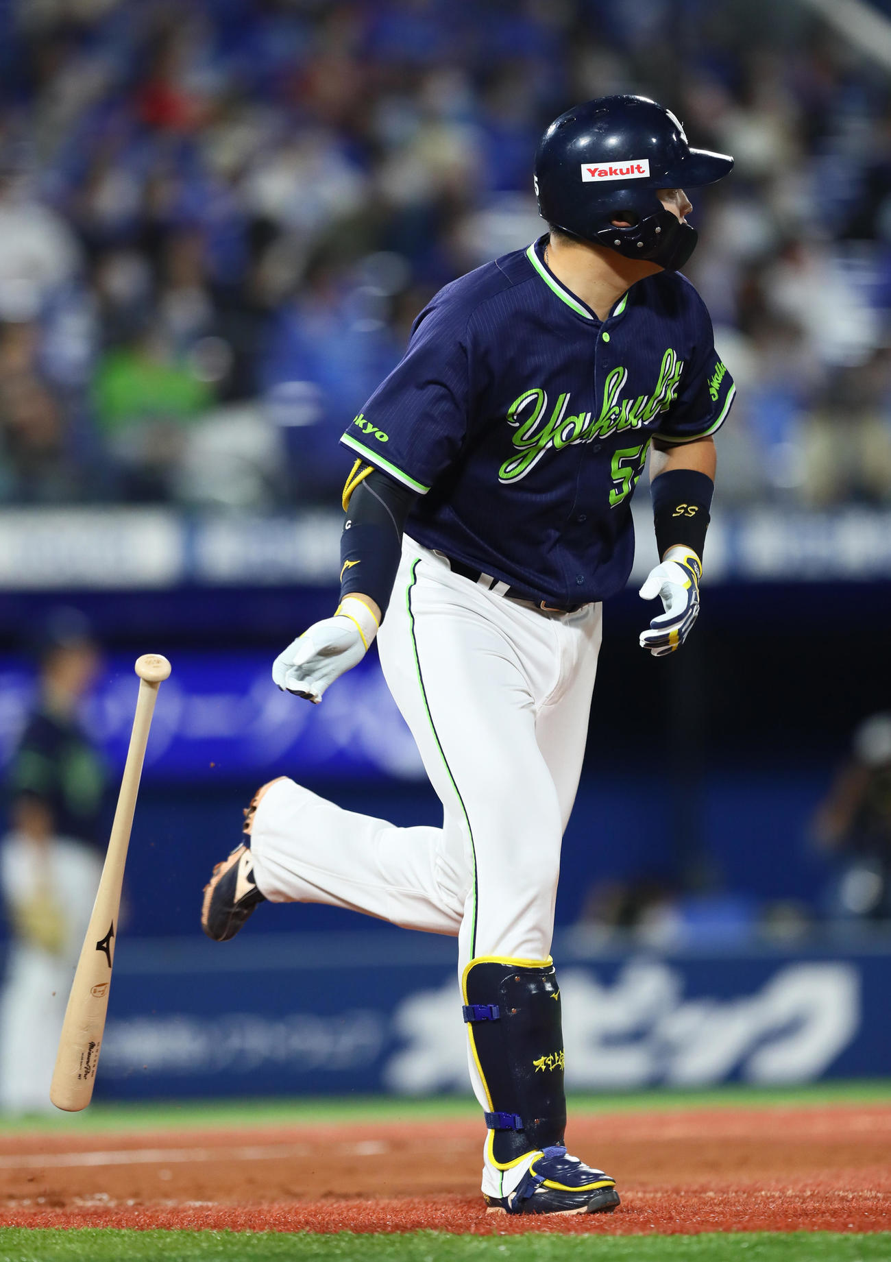 DeNA対ヤクルト　3回表ヤクルト1死一、二塁、左越え3点本塁打を放つ村上（撮影・足立雅史）