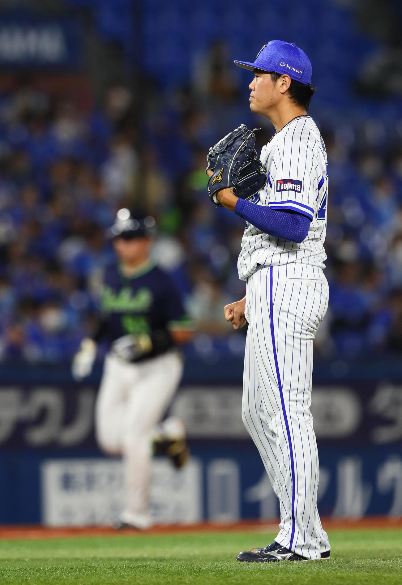 DeNA対ヤクルト　3回表ヤクルト1死一、二塁、村上（後方）に左越え3点本塁打を浴びた上茶谷（撮影・足立雅史）