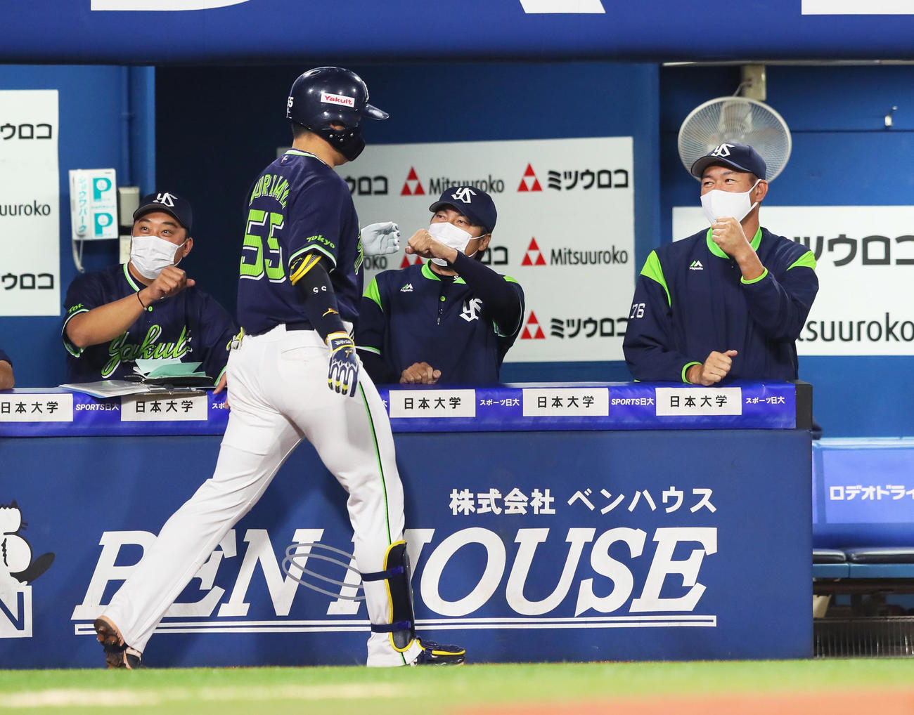 DeNA対ヤクルト　3回表ヤクルト1死一、二塁、左越え3点本塁打を放った村上（中央手前）をタッチで迎える高津監督（中央）（撮影・足立雅史）