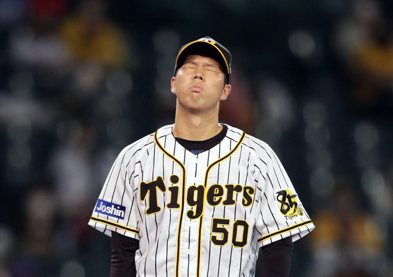 阪神対中日　1回表中日1死二、三塁、ビシエドへの投球の判定に対して、2球連続で不満げな表情を見せる青柳（撮影・前田充）