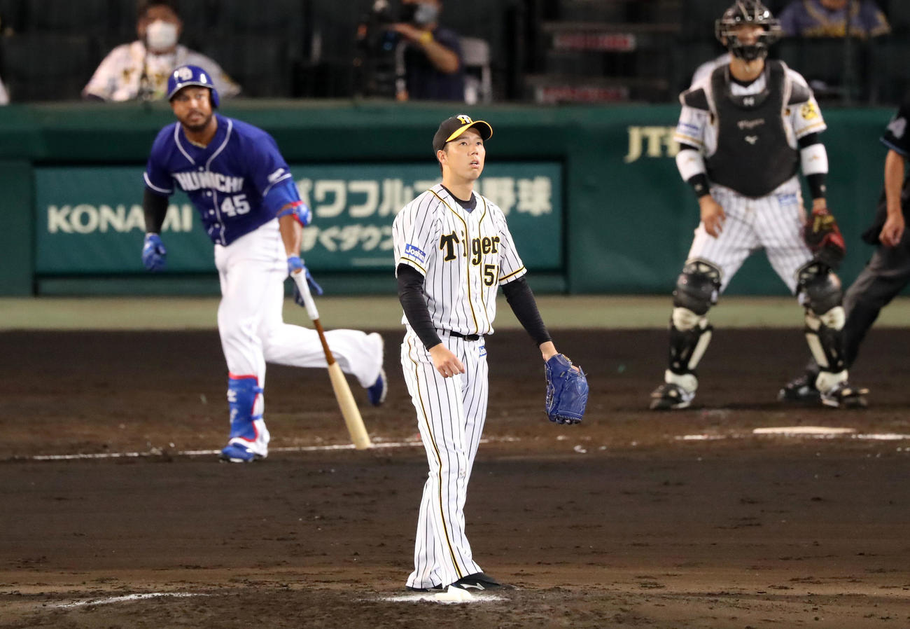 阪神対中日　3回表中日2死三塁、青柳はシエラに左前適時打を打たれ失点する（撮影・加藤哉）