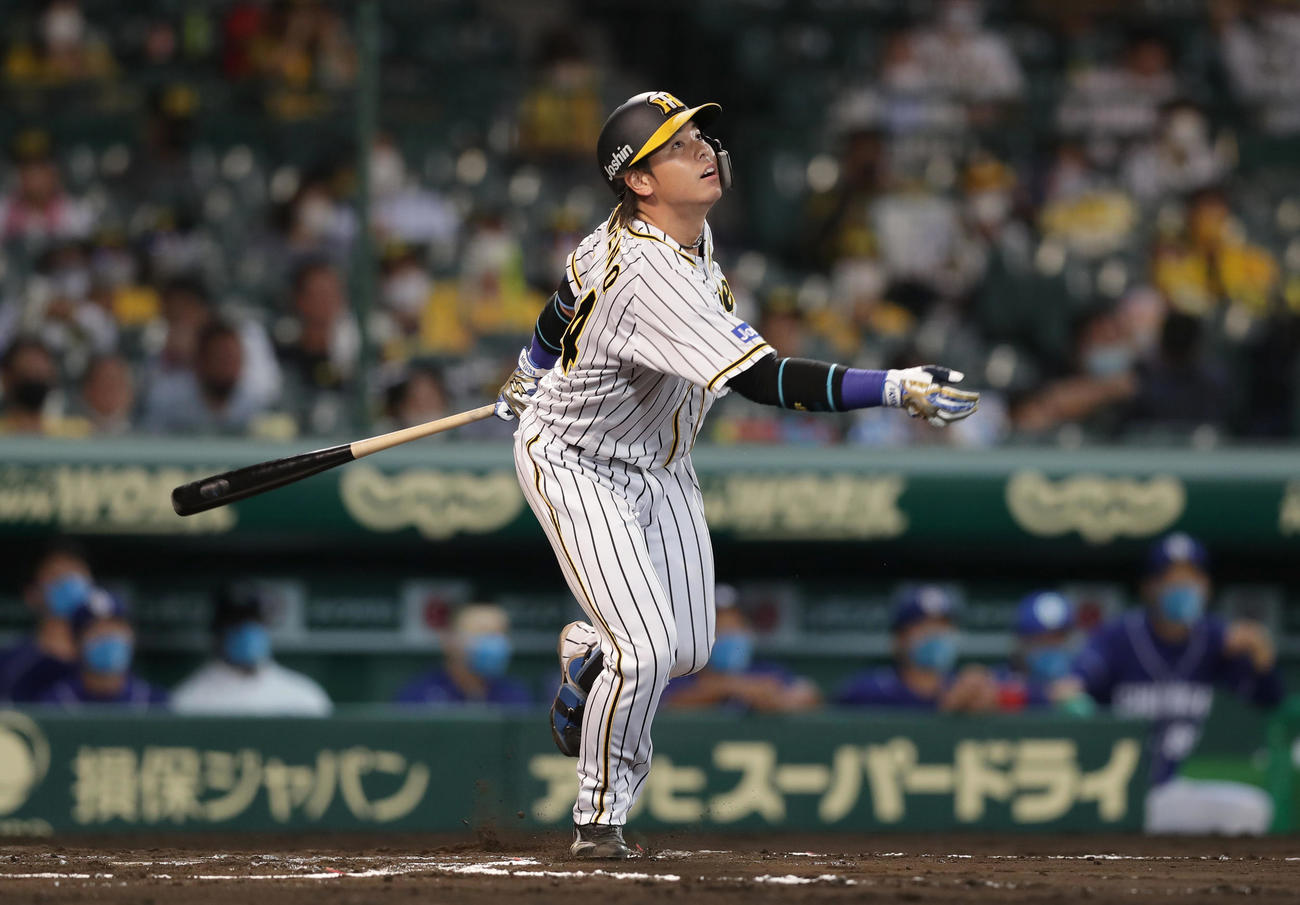 阪神対中日　6回裏阪神1死、代打で登場し右飛に倒れる梅野（撮影・前田充）