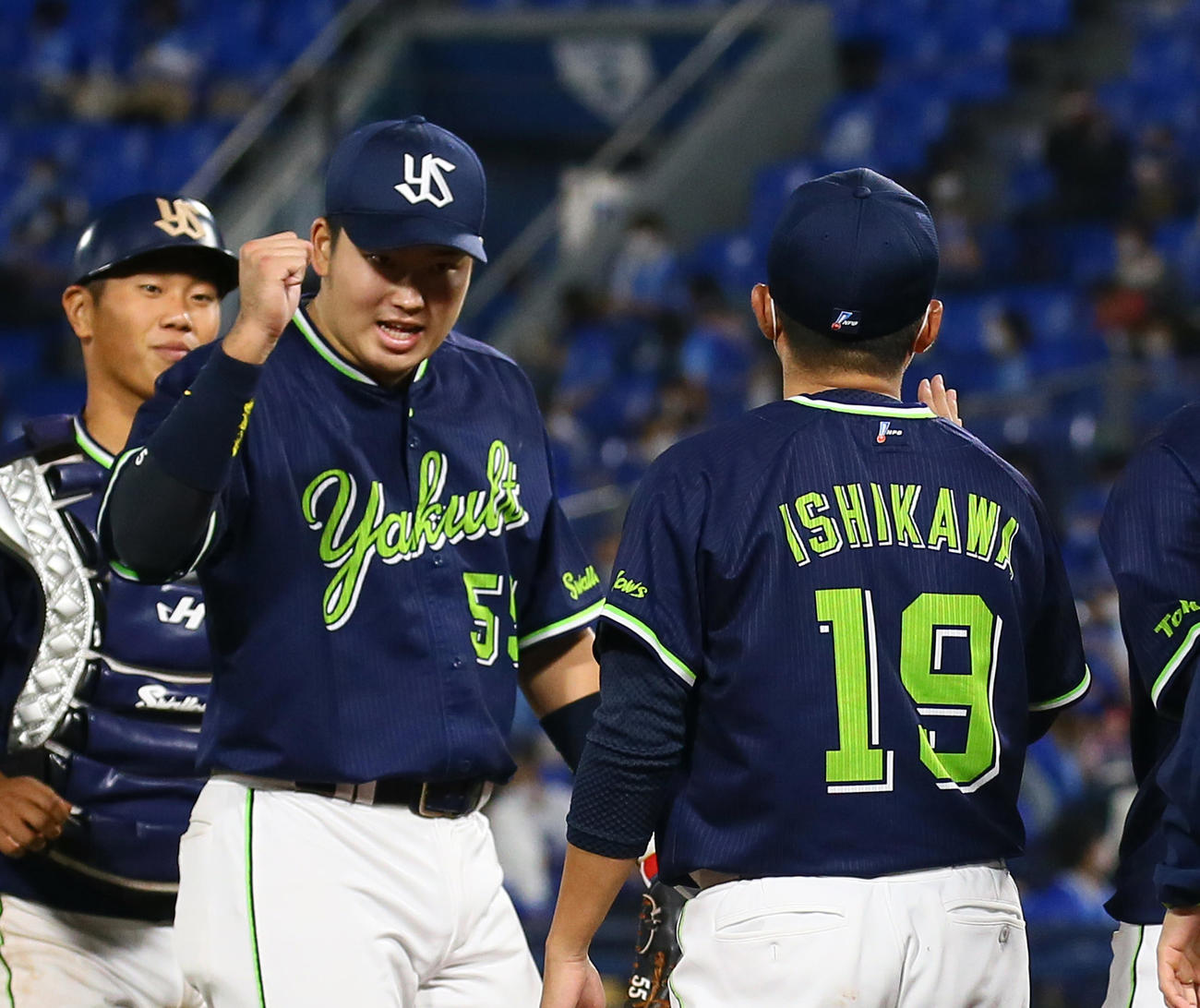 DeNA対ヤクルト　今季初勝利を挙げたヤクルト石川（右）とタッチを交わす村上（撮影・足立雅史）