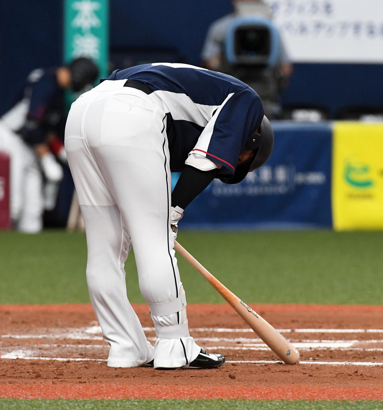 オリックス対西武　7回表西武2死一、二塁、三邪飛に倒れがっくりする森（撮影・前岡正明）