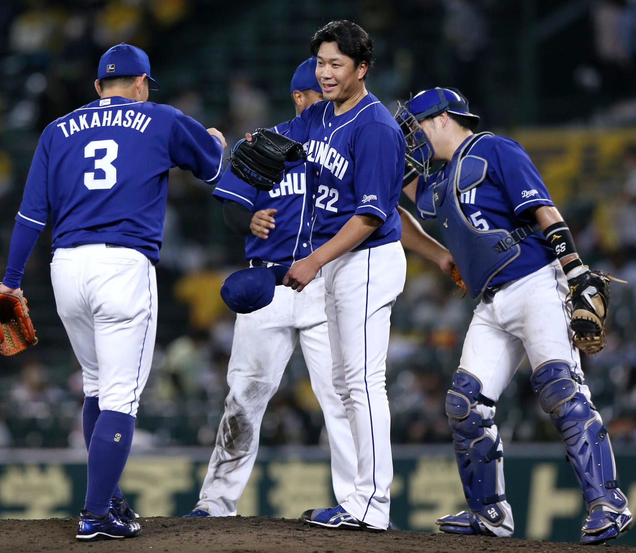中日大野雄大（中央）は阪神打線を完封し笑顔を見せる（撮影・上山淳一）
