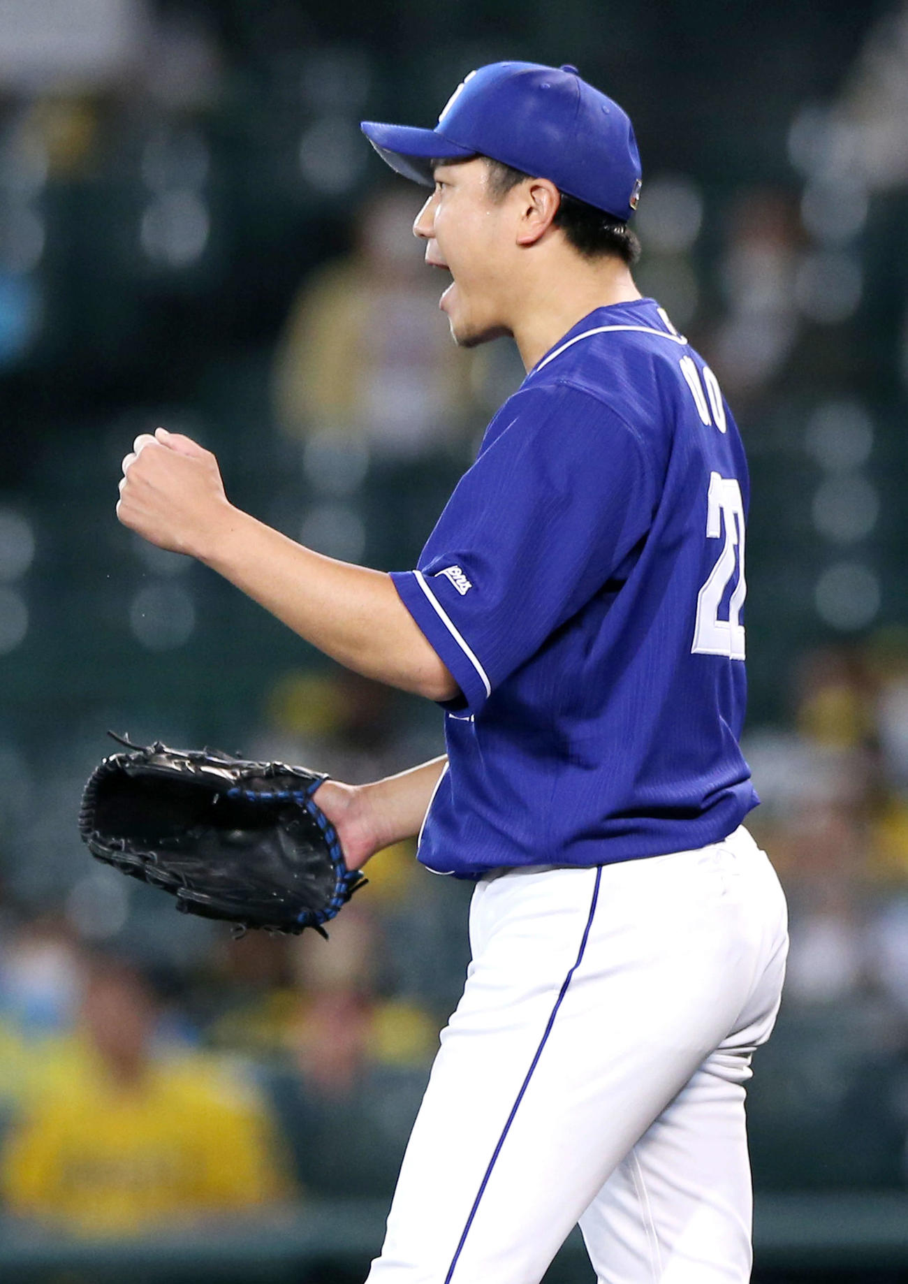 中日大野雄大は阪神打線を完封しガッツポーズを見せる（撮影・上山淳一）
