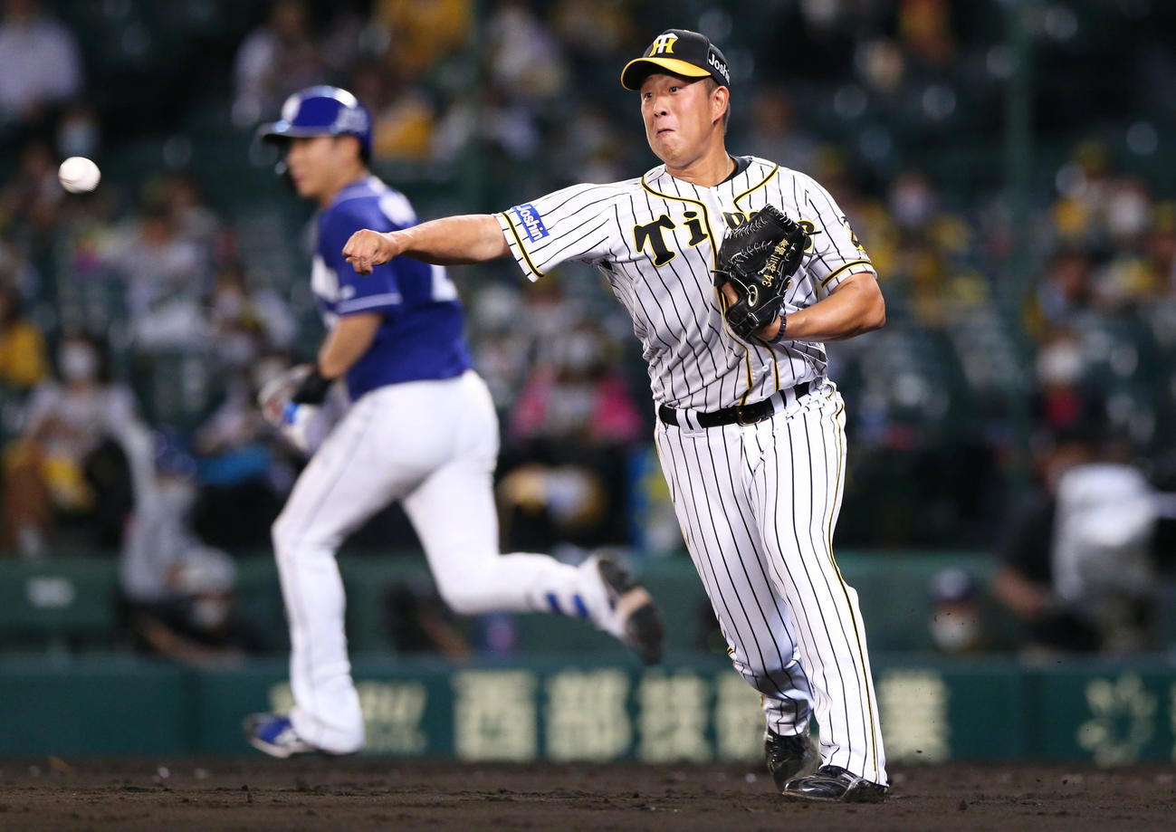 阪神対中日　7回表中日1死一、二塁、谷川（手前）は大野雄のバントを捕球し三塁でアウトにする（撮影・上山淳一）