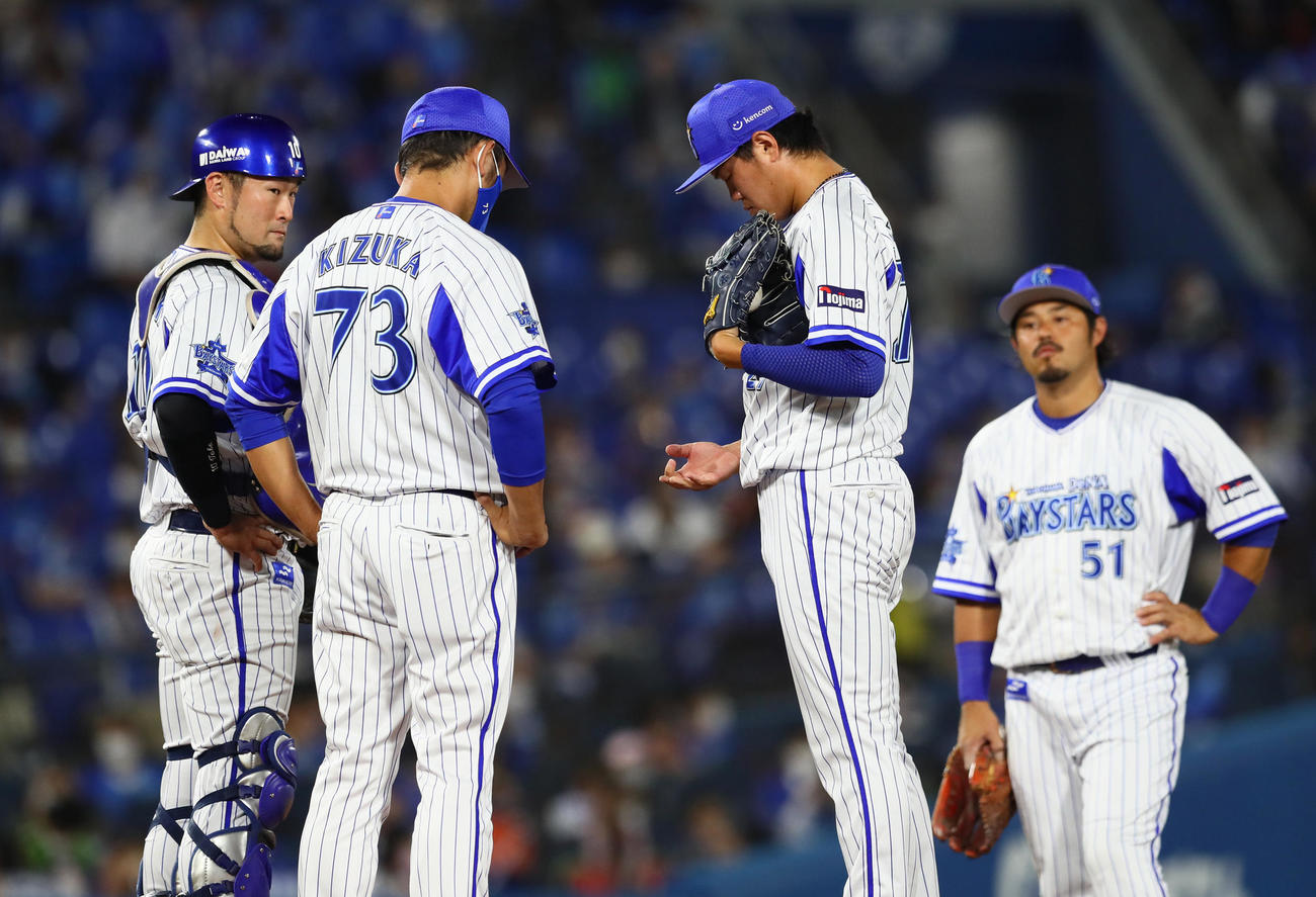 DeNA対ヤクルト　マウンド上で手を気にするDeNA上茶谷（中央右）（撮影・足立雅史）