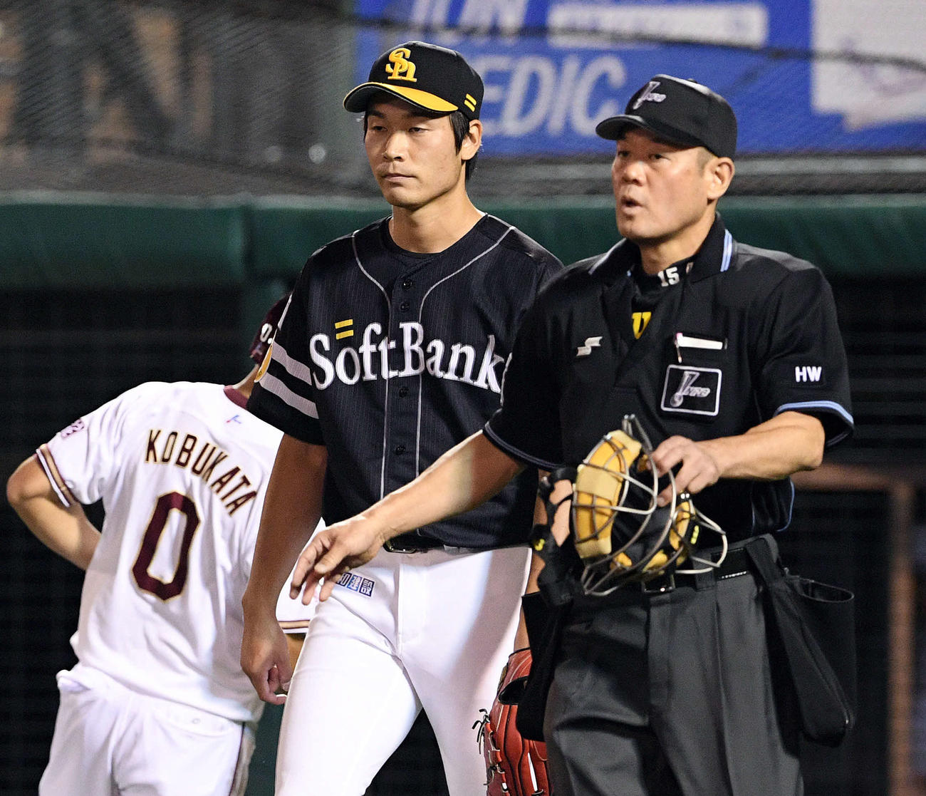 楽天対ソフトバンク　1回裏楽天無死一塁、鈴木大に適時二塁打を浴び先制を許す武田（中央）（撮影・滝沢徹郎）
