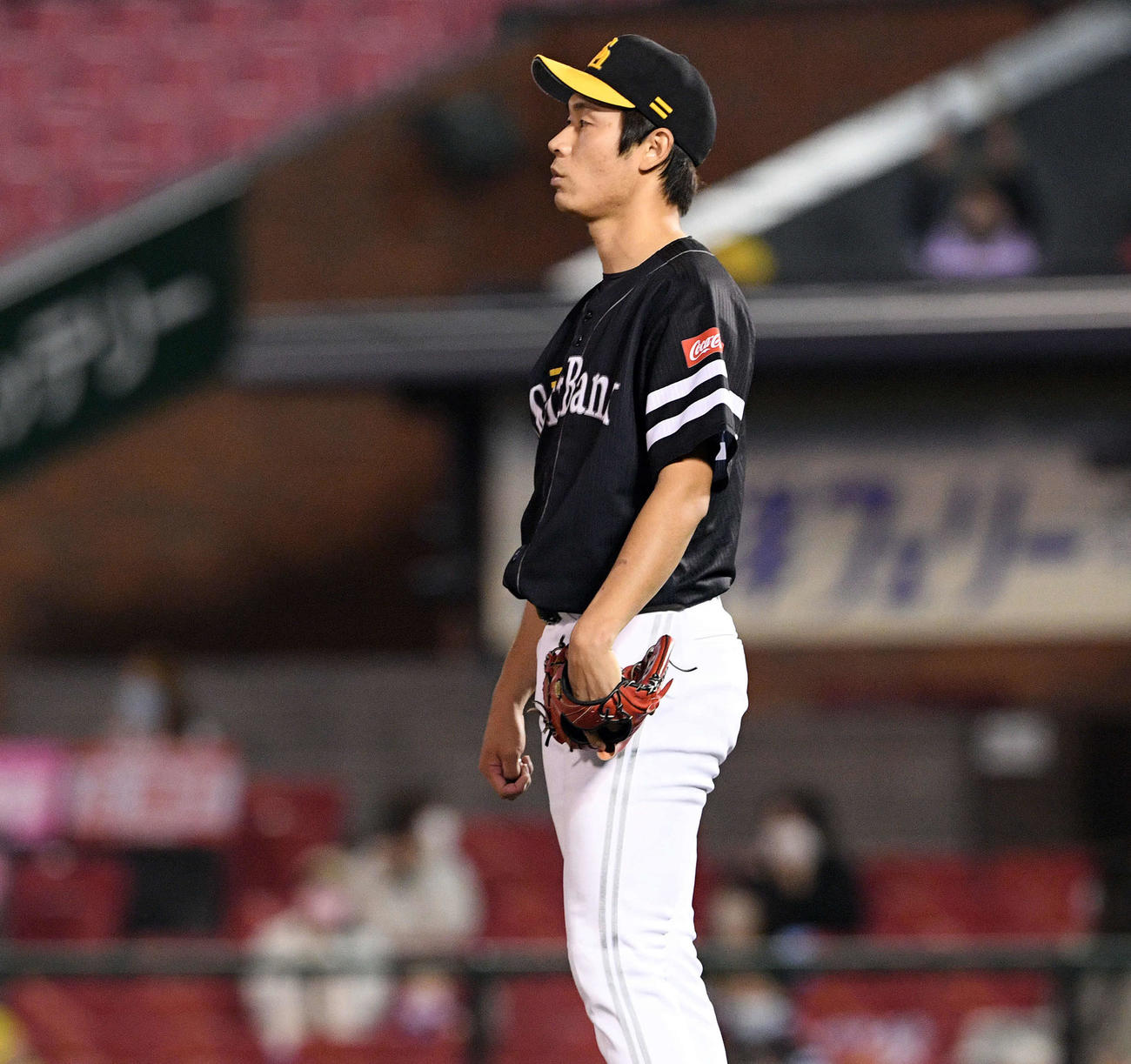 楽天対ソフトバンク　2回裏楽天無死、小郷裕哉に左越えソロ本塁打を浴びる武田（撮影・滝沢徹郎）