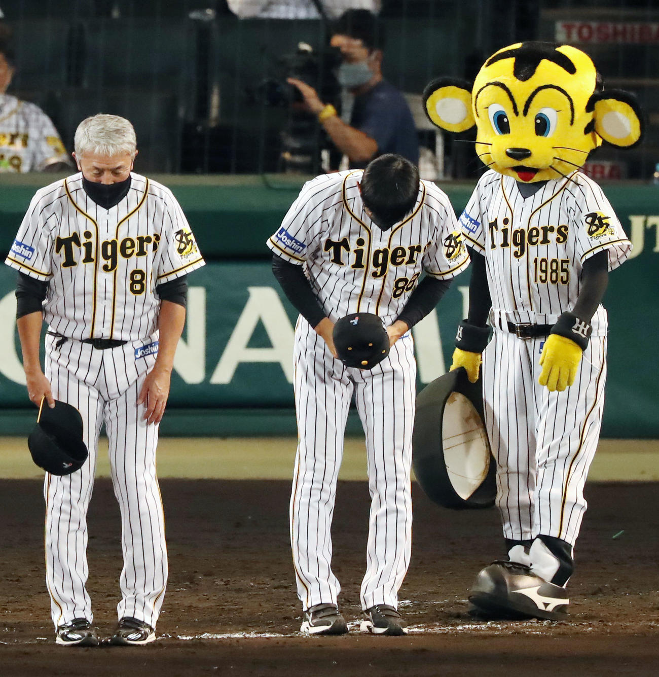 阪神対中日　中日に敗れグラウンドから一礼する矢野監督、左は清水ヘッドコーチ（撮影・加藤哉）