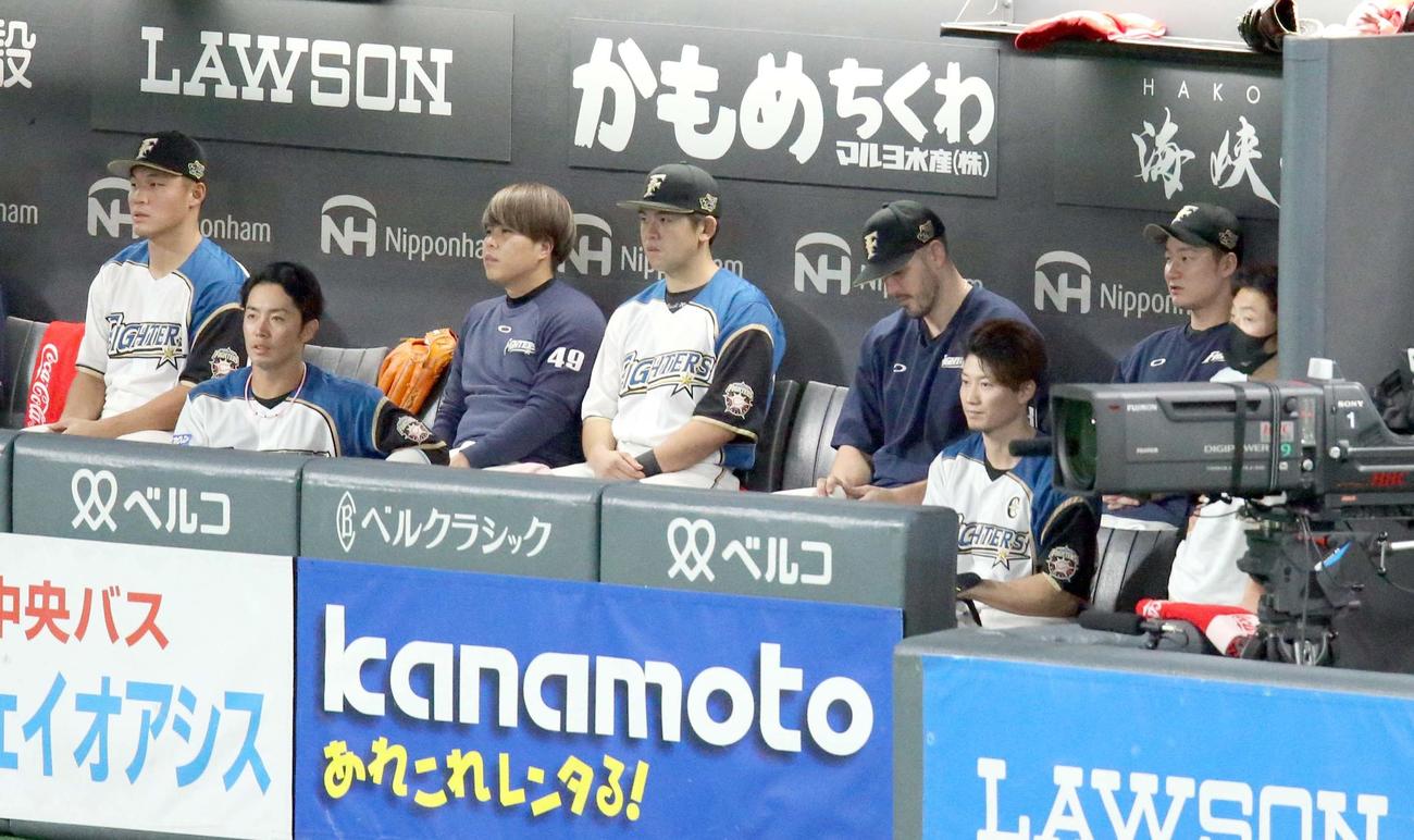 日本ハム対ロッテ　ベンチでうつむく日本ハム・バーヘイゲン（右から3人目）（撮影・佐藤翔太）