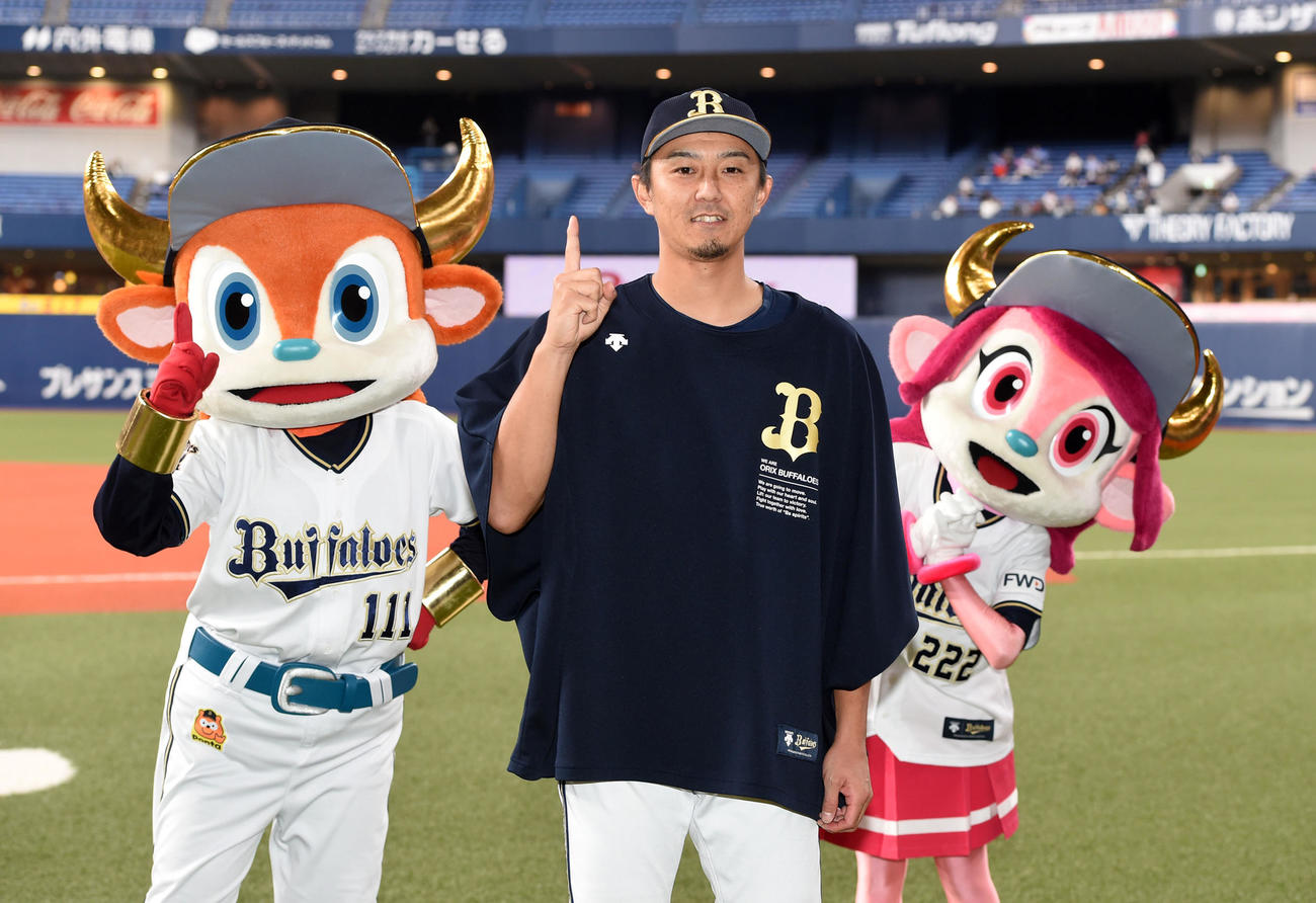 オリックス対西武　オリックスで先発初勝利の増井はバファローブル（左）、バファローベルの祝福を受ける（撮影・前岡正明）