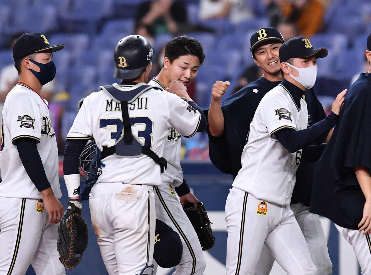 オリックス対西武20回戦　4年ぶりの先発白星をあげ、松井雅人（左から2人目）と笑顔でグータッチする増井浩俊（撮影・岩下翔太）