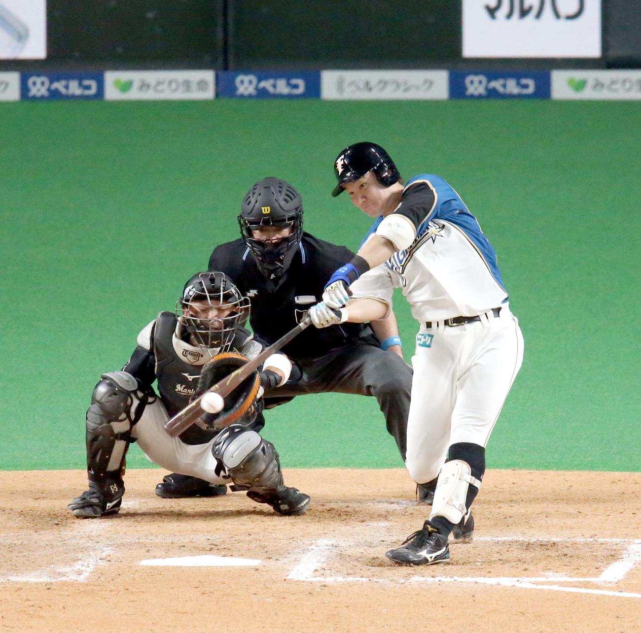 日本ハム対ロッテ　8回裏日本ハム2死一、二塁、渡辺は左前適時打を放つ（撮影・佐藤翔太）