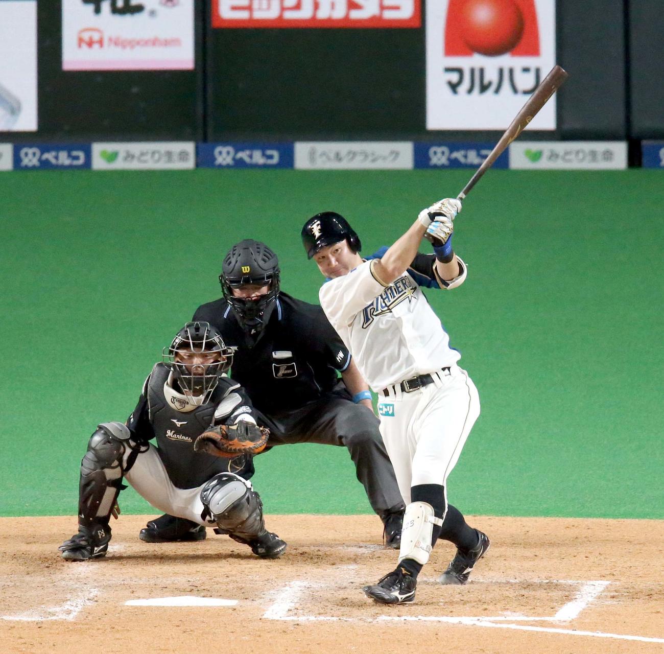 日本ハム対ロッテ　8回裏日本ハム2死一、二塁、渡辺は左前適時打を放つ（撮影・佐藤翔太）