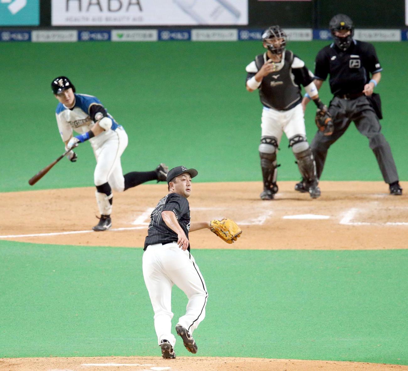 日本ハム対ロッテ　8回裏日本ハム2死一、二塁、渡辺（左奥）に左前適時打を打たれるロッテ沢村（撮影・佐藤翔太）