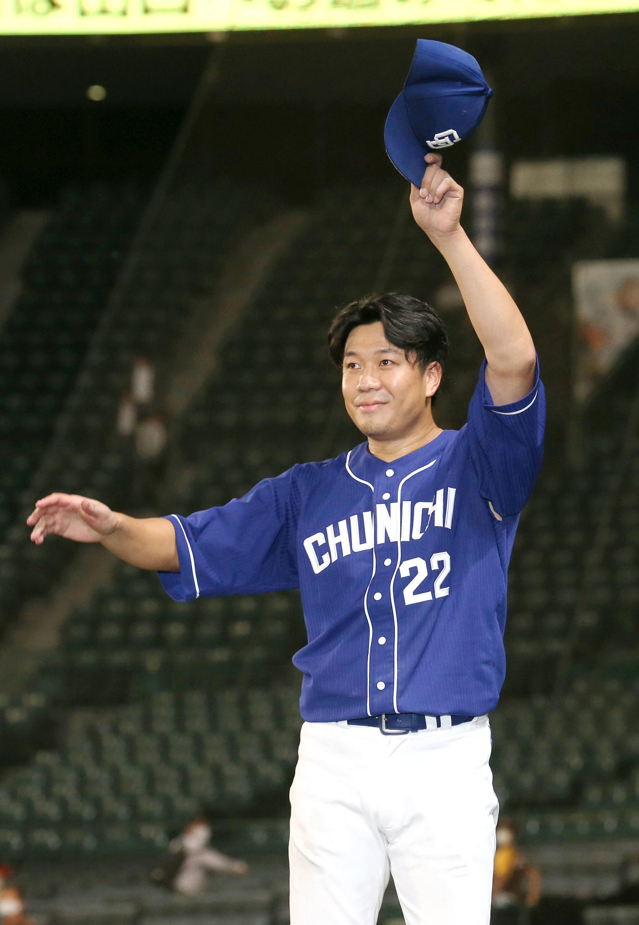 阪神対中日　阪神打線を完封した大野雄はファンの声援に応える（撮影・上山淳一）