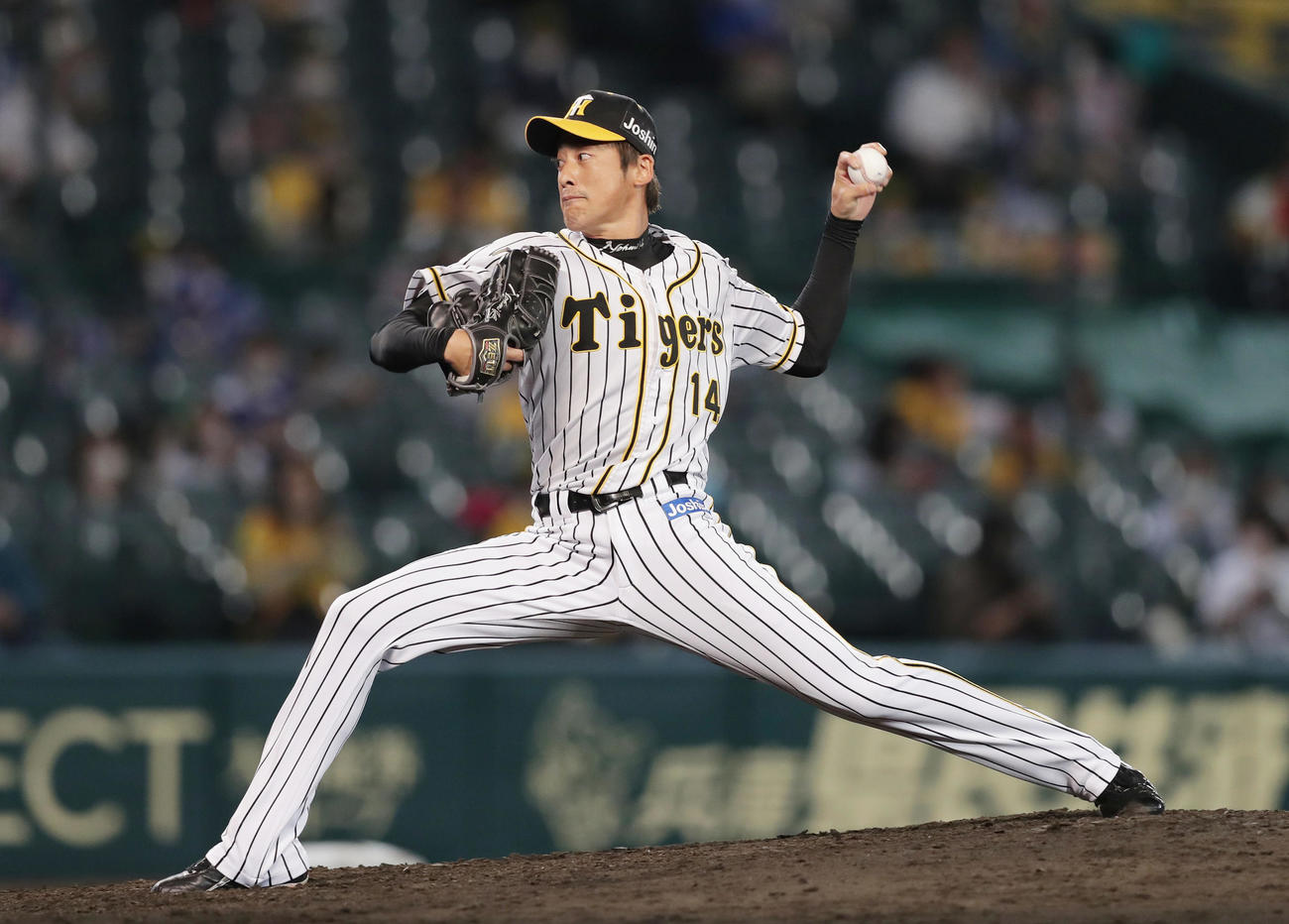 阪神対中日　8回、阪神4番手で登板する能見（撮影・前田充）