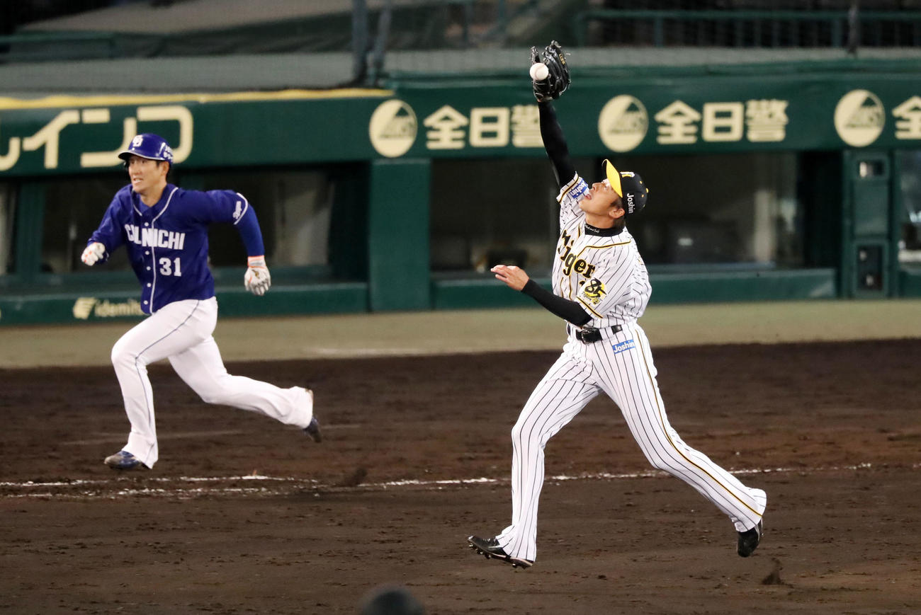 阪神対中日　8回表中日1死、能見は渡辺（左）の打球を捕球できず内野安打となる（撮影・加藤哉）