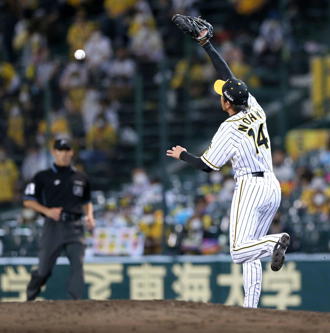 阪神対中日　8回表中日無死、能見は渡辺の高く上がった打球を追うがグラブではじいてしまい安打となる（撮影・上山淳一）