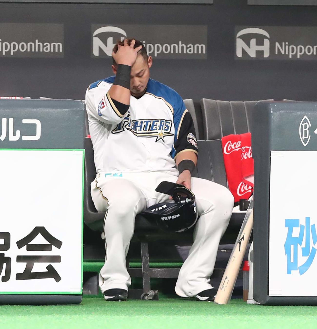 日本ハム対ロッテ　6回裏日本ハム無死一塁、併殺に終わりベンチで渋い表情の中田（撮影・黒川智章）