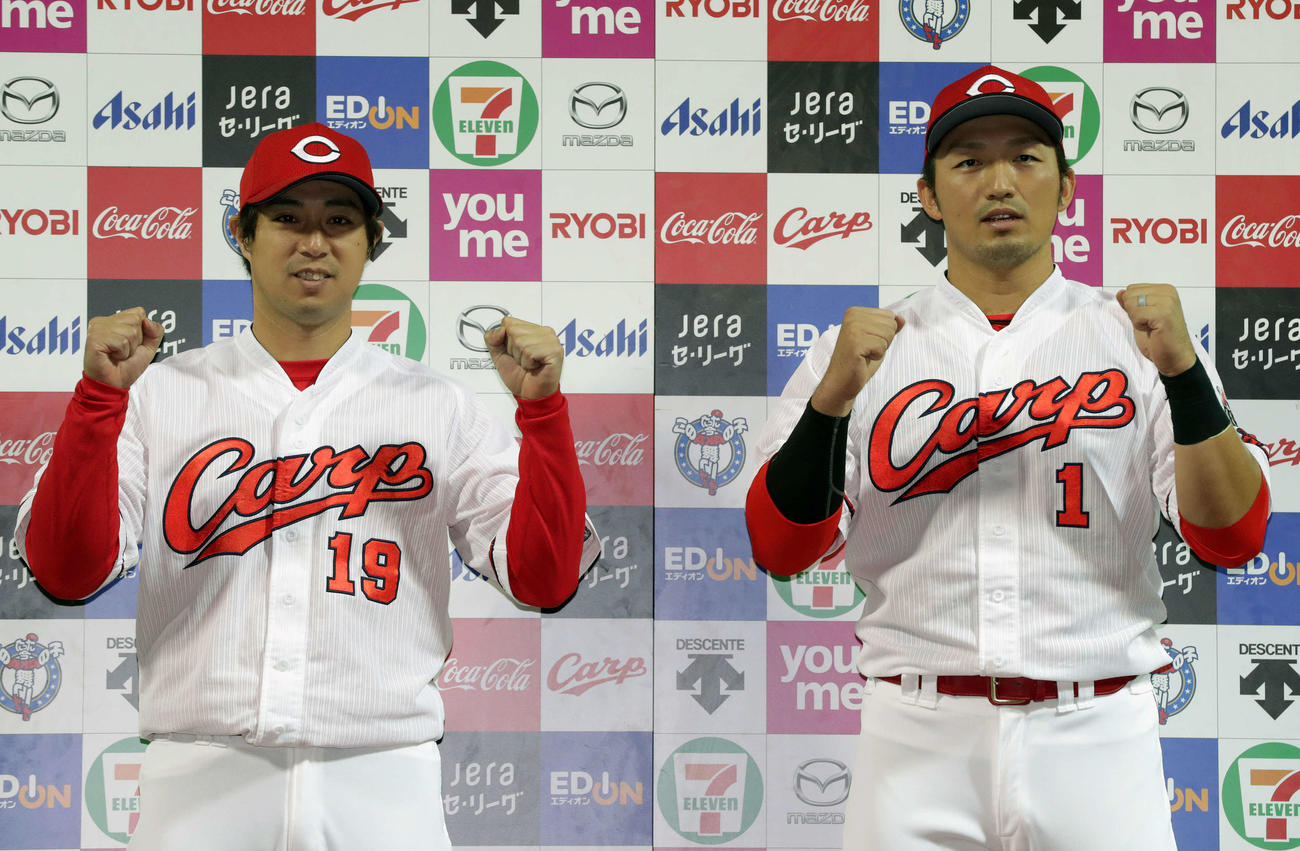 広島対巨人　巨人を下し、記念撮影に応じる野村（左）と鈴木誠（撮影・河野匠）