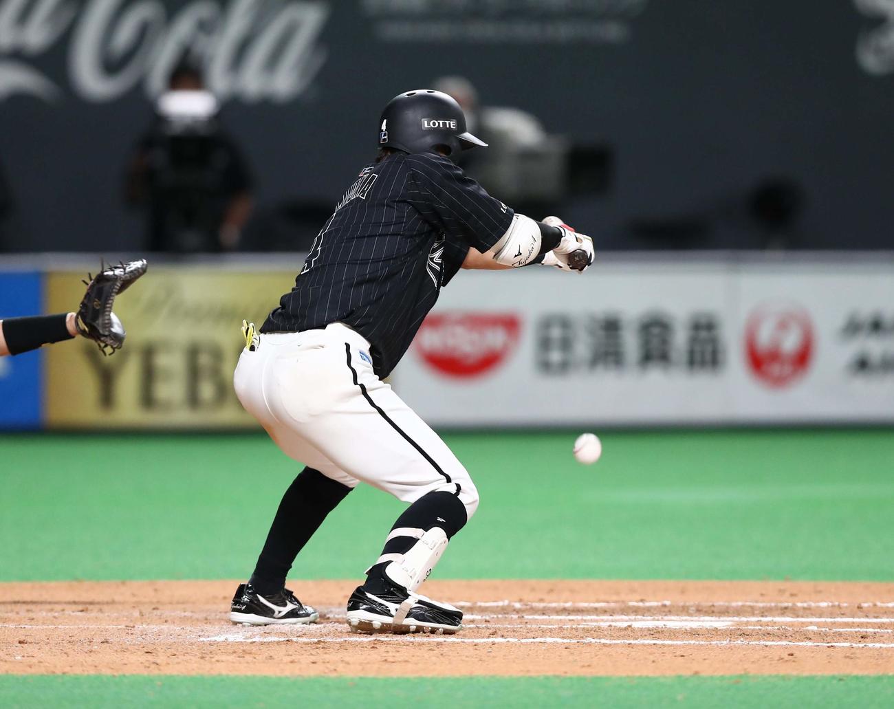 日本ハム対ロッテ　7回表ロッテ1死三塁、スクイズを決める藤岡（撮影・黒川智章）