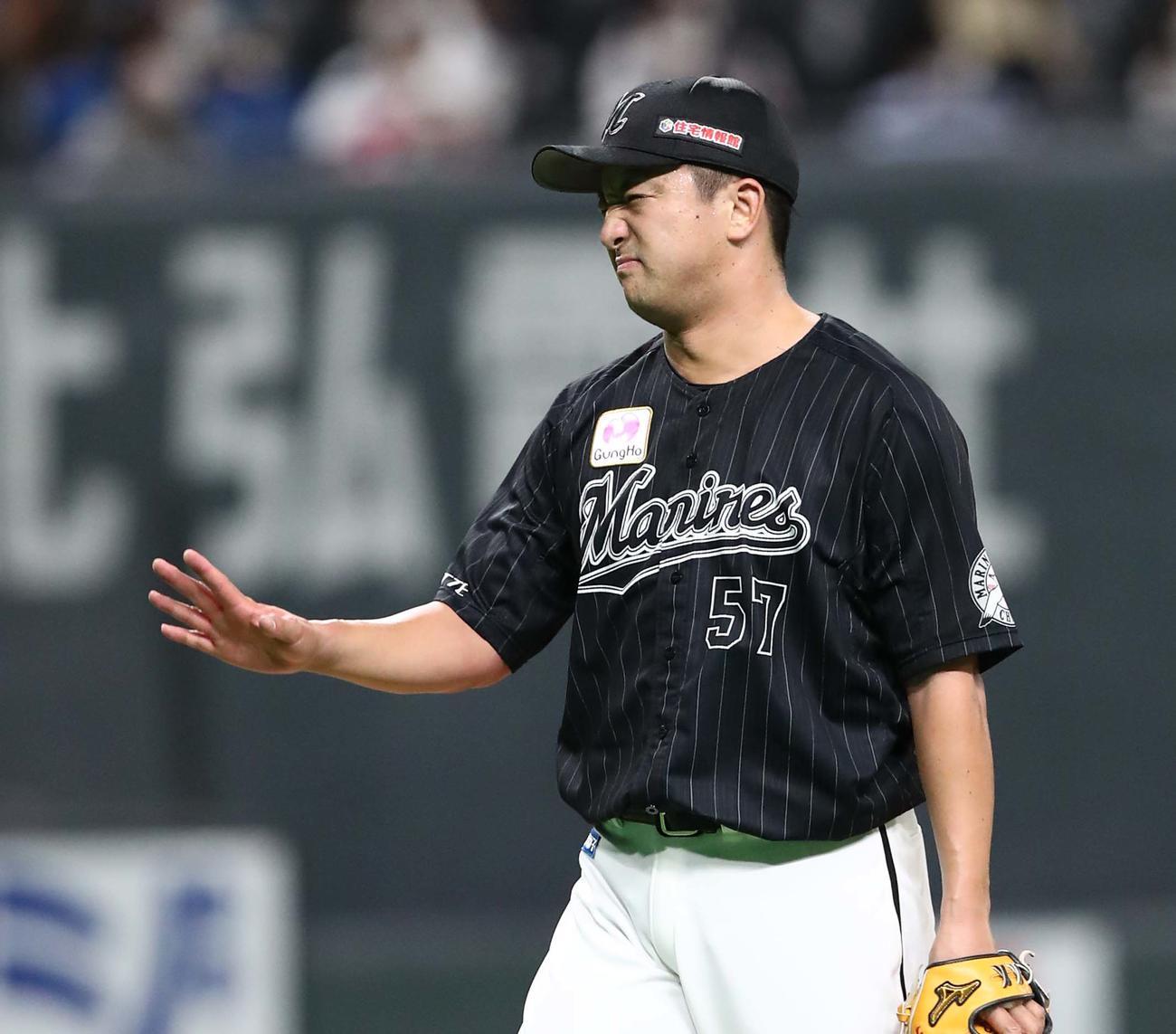 日本ハム対ロッテ　8回に1失点し顔をしかめる沢村（撮影・黒川智章）