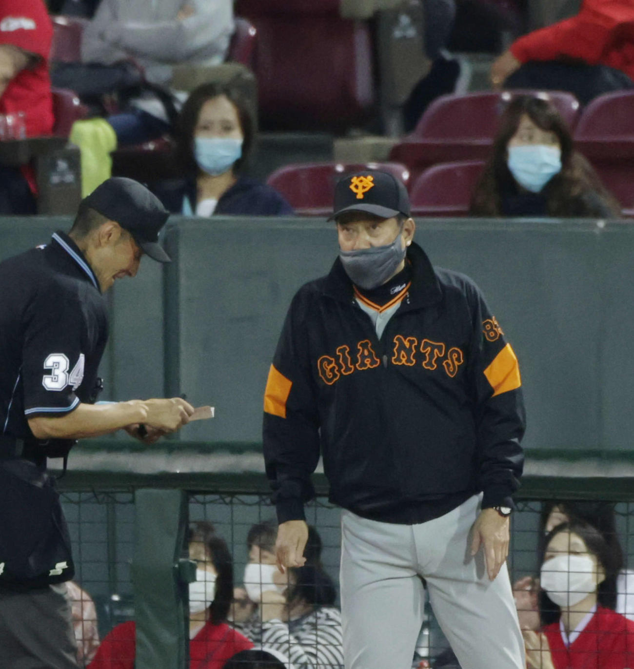広島対巨人　8回裏広島、交代を告げる原監督（撮影・加藤孝規）