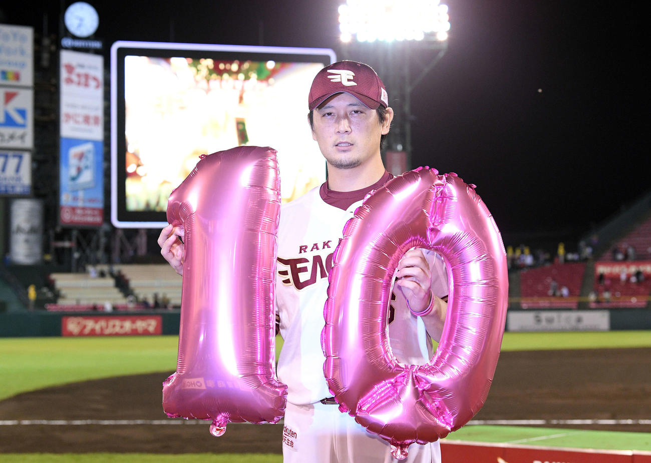 楽天対ソフトバンク　10勝目の楽天涌井は「10」のバルーンを手に記念撮影する（撮影・滝沢徹郎）