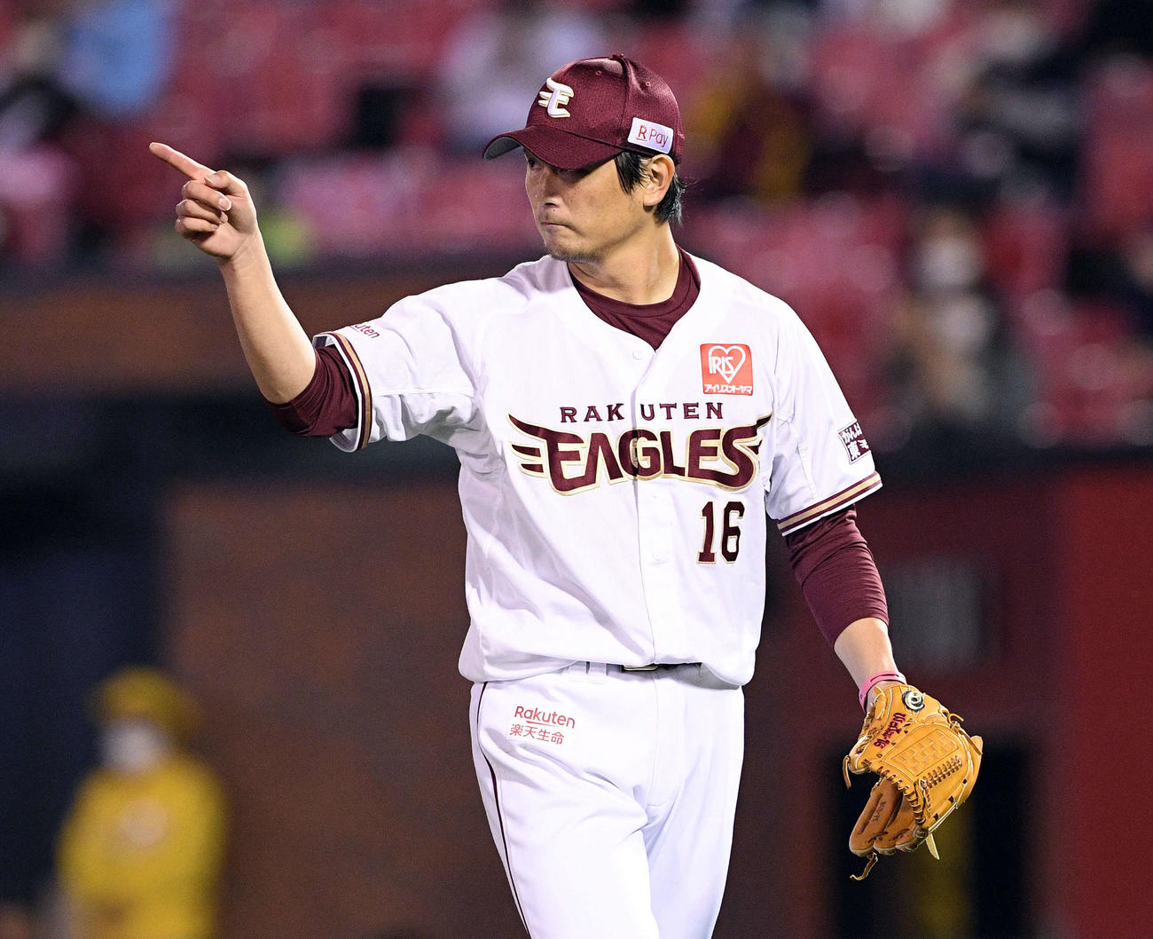 楽天対ソフトバンク　8回を投げ終えナインを指さす楽天涌井（撮影・滝沢徹郎）